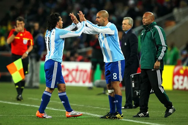 Verón entrando por Carlos Tévez en Sudáfrica 2010. Imagen: Getty