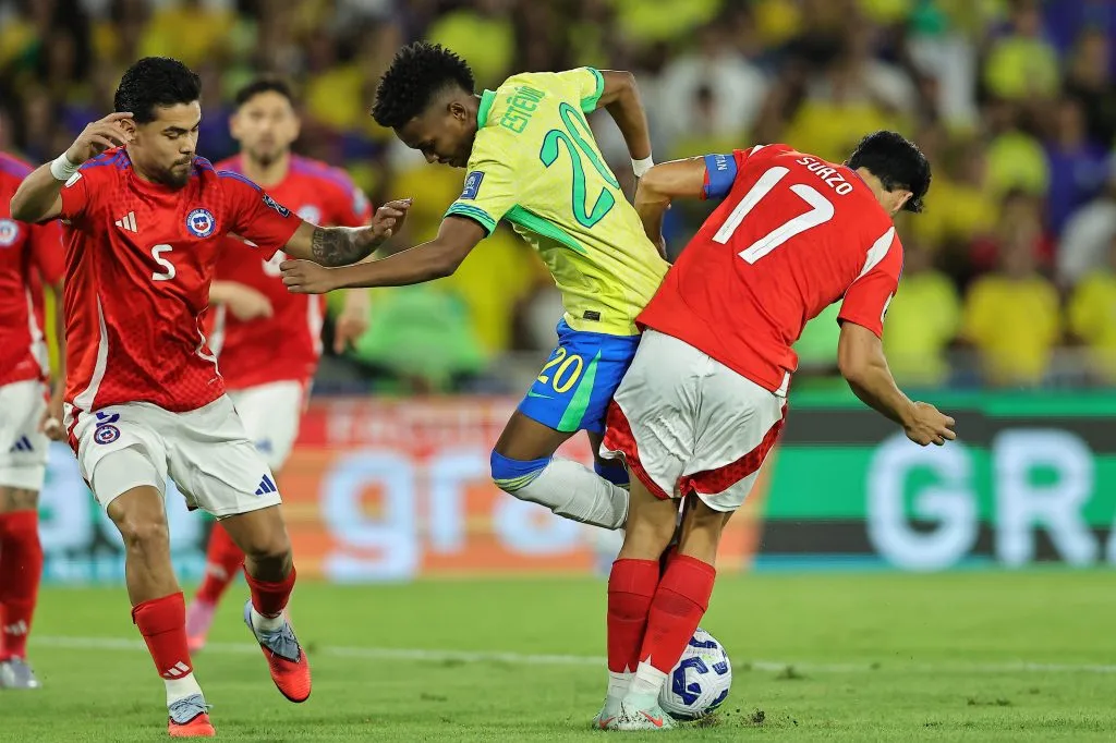 Gabriel Suazo marca a Estevao, uno de los jóvenes cracks que Carlo Ancelotti mandó al campo de juego. (Heuler Andrey/DiaEsportivo/Photosport).