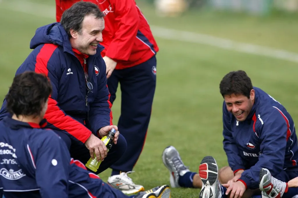 Marcelo Bielsa dirigió 51 partidos en la selección chilena, donde ganó 28, empató 8 y perdió 15. | Foto: Photosport.