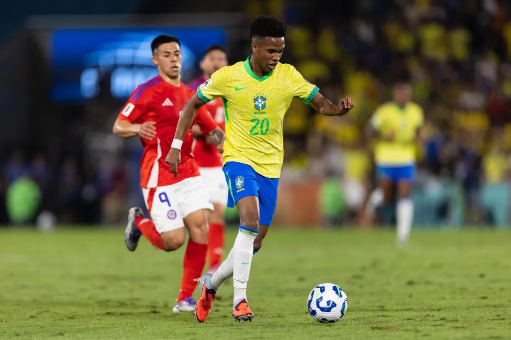 Estêvão conduce el balón perseguido por Alexander Aravena. (Photo by Ruano Carneiro/Getty Images).