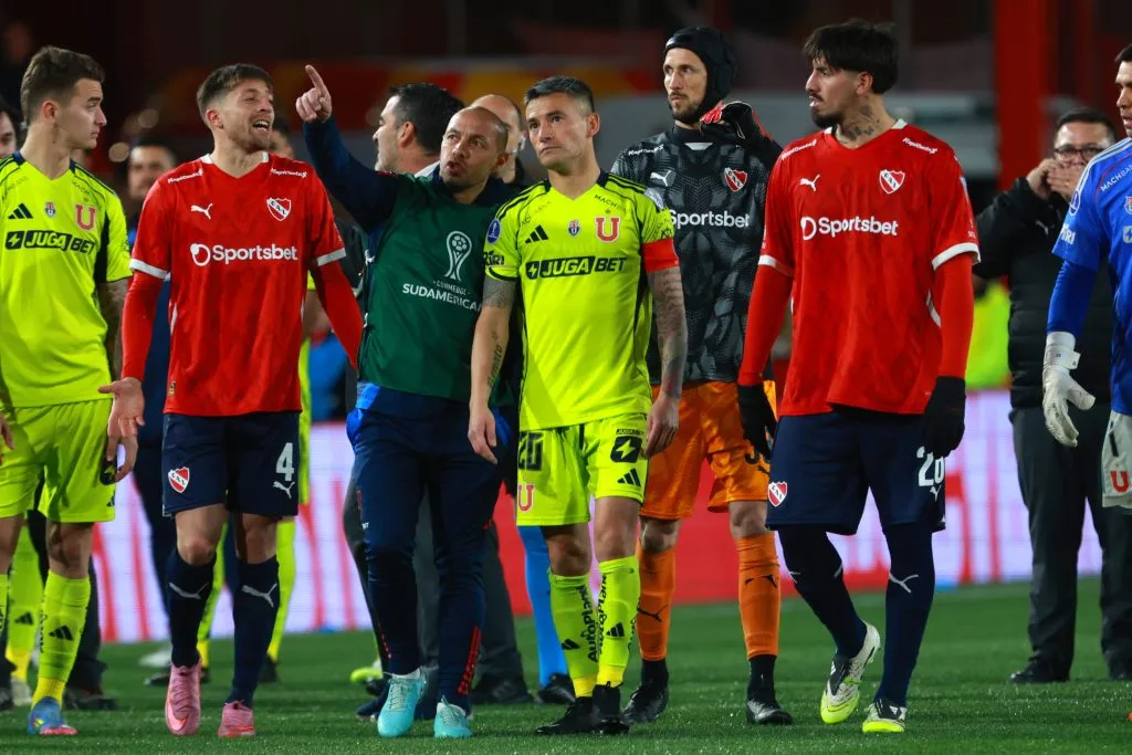 El partido por octavos de final debió ser suspendido. /Photosport