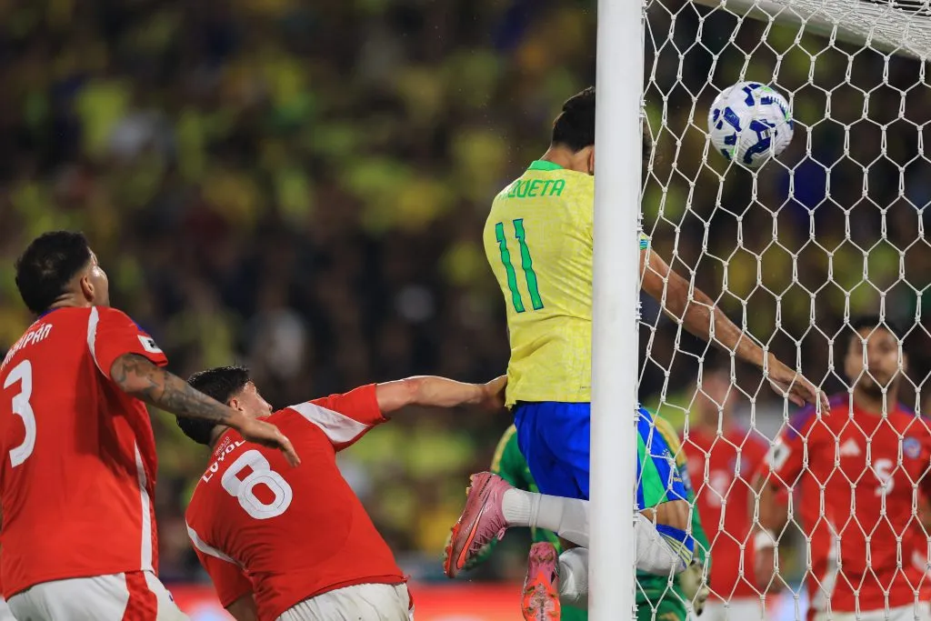 Lucas Paquetá les ganó a todos y anotó el 2-0 parcial de Brasil ante Chile. (Buda Mendes/Getty Images).