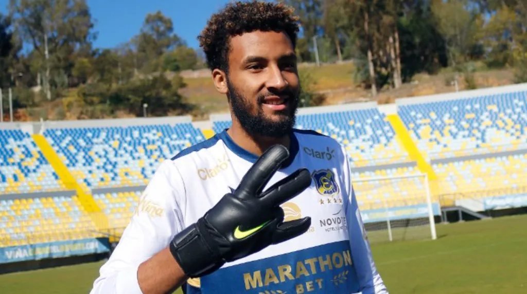 Lawrence Vigouroux con la indumentaria de Everton de Viña del Mar. (Foto: @EvertonSADP).