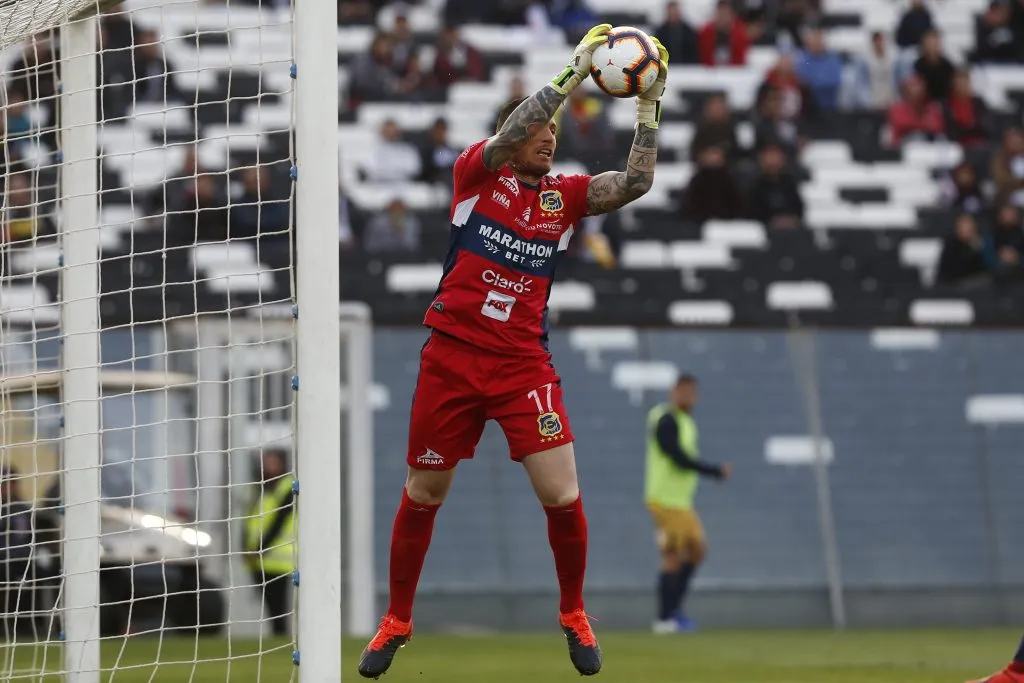 Cristian Campestrini en acción por la Copa Chile ante Colo Colo. Ni en aquel torneo atajó Vigouroux. (Marcelo Hernandez/Photosport).