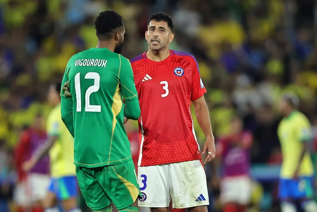 Lawrence Vigouroux habla con Guillermo Maripán en su debut por la Roja. (Heuler Andrey/DiaEsportivo/Photosport).