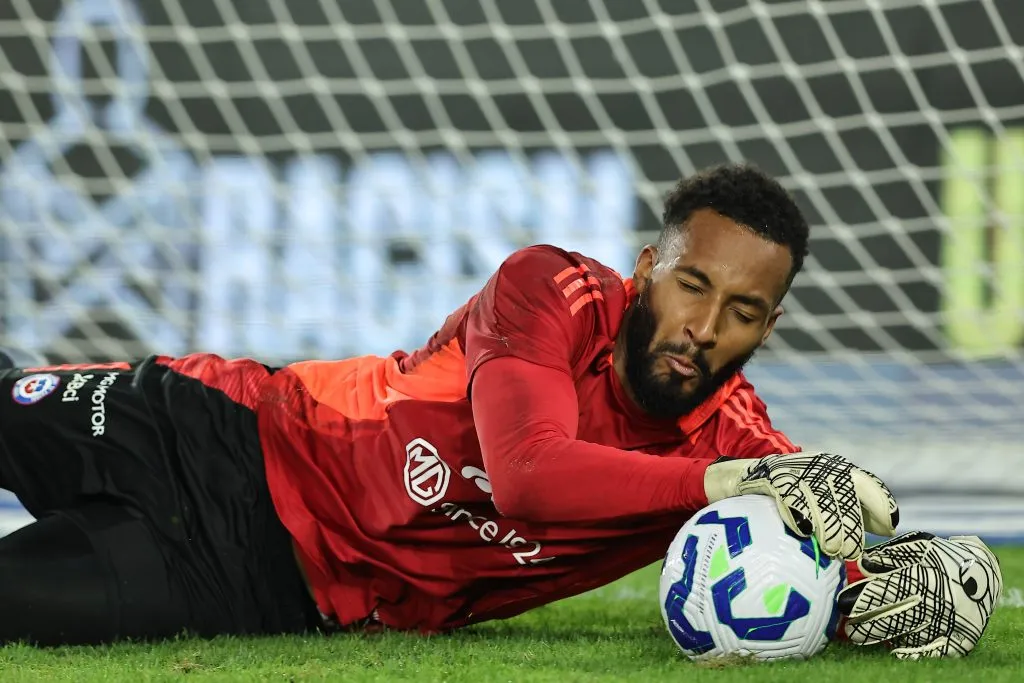 El calentamiento de Lawrence Vigouroux antes de su debut por la Roja. (Heuler Andrey/DiaEsportivo/Photosport).