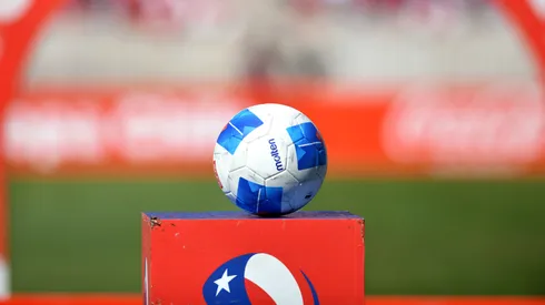 El balón oficial de la Copa Chile, competencia en la que solo quedan cuatro equipos.