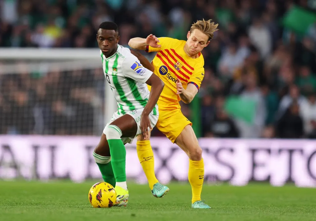 Luiz Henrique aguanta la marca de Frenkie de Jong del Barcelona. (Fran Santiago/Getty Images).