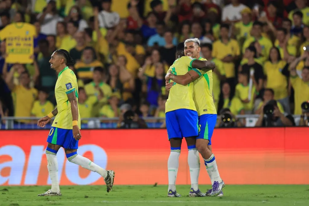 Bruno Guimaraes celebra con Luiz Henrique ante la Roja. (Buda Mendes/Getty Images).