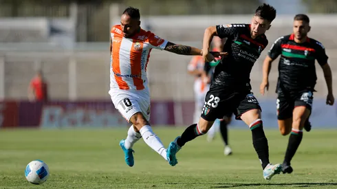 Jorge Henríquez y Jason León en el choque de la fecha 1 de la Liga de Primera entre Cobresal y Palestino.