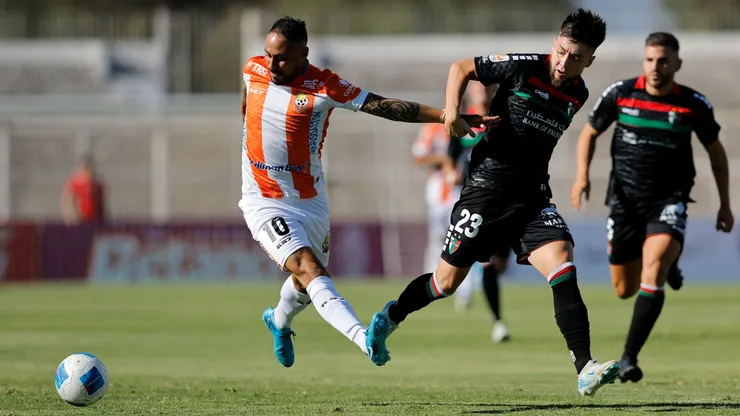 Jorge Henríquez y Jason León en el choque de la fecha 1 de la Liga de Primera entre Cobresal y Palestino.