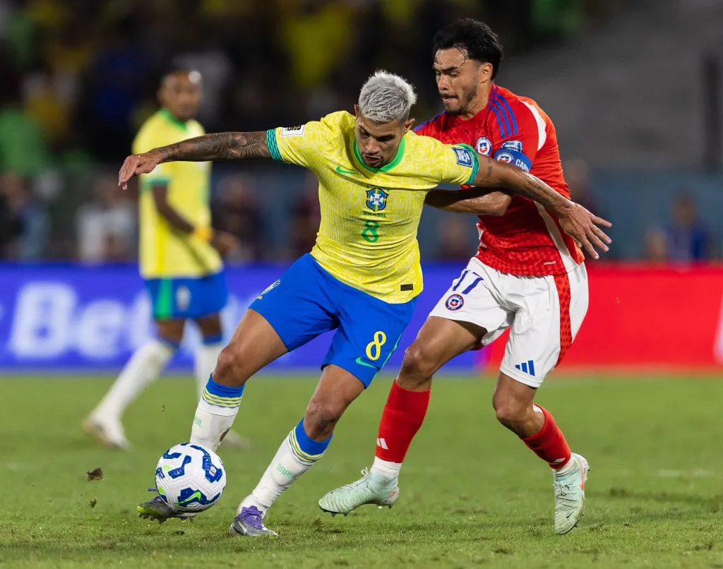 Bruno Guimaraes fue titular en Brasil frente a Chile. (Ruano Carneiro/Getty Images).