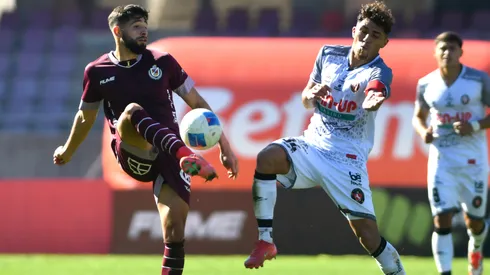 Jeyson Rojas y Cesar Pinares en el duelo entre Limache y La Serena en la Liga de Primera. ¿Quién se llevará la primera semifinal de la Copa Chile?