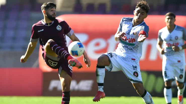 Jeyson Rojas y Cesar Pinares en el duelo entre Limache y La Serena en la Liga de Primera. ¿Quién se llevará la primera semifinal de la Copa Chile?
