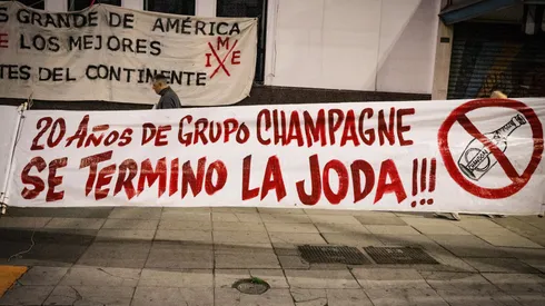 Minoritaria protesta de hinchas de Independiente contra la directiva... y contra Chile.