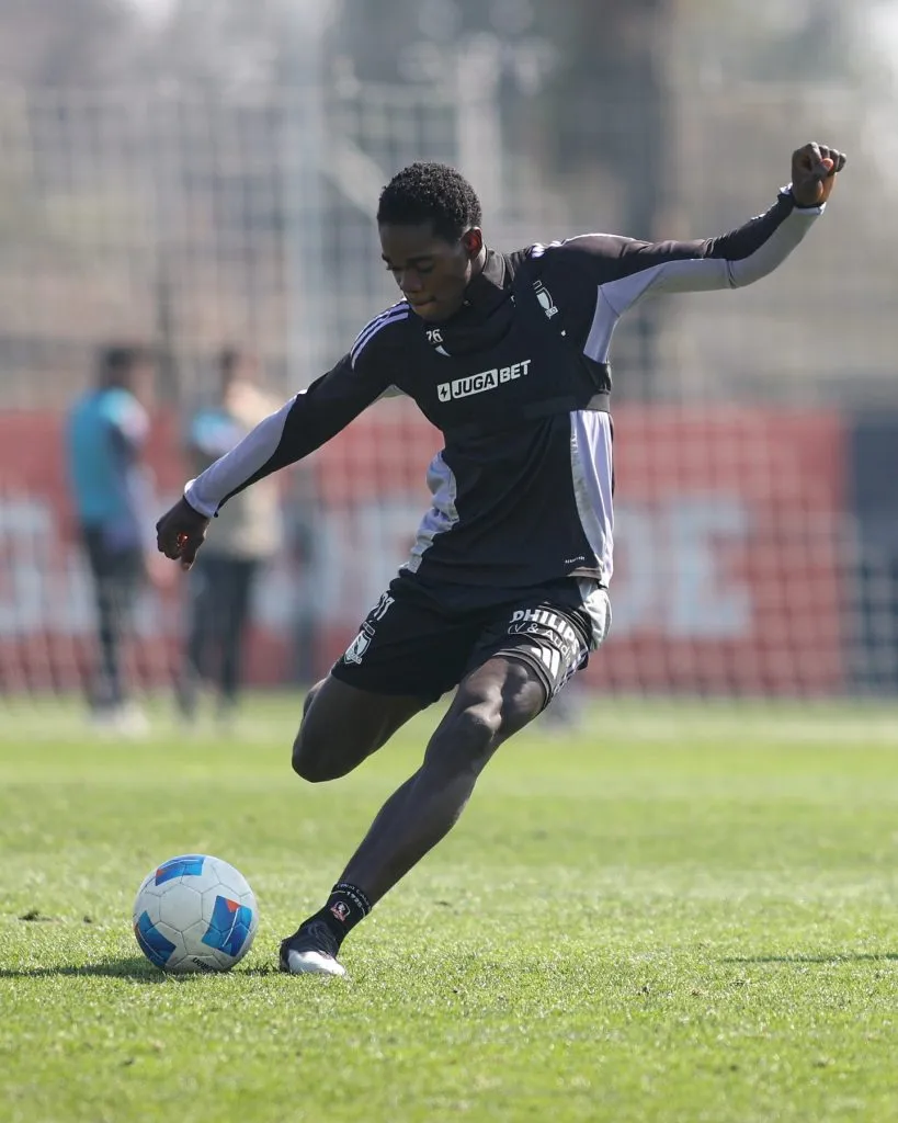 Manley Clerveaux entrenando bajo las órdenes de Fernando Ortiz. Foto: Colo Colo