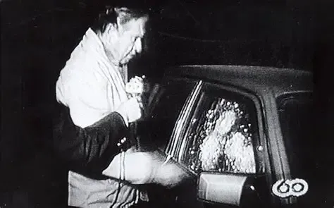 Pinochet mostrando las balas del atentado | Captura de pantalla
