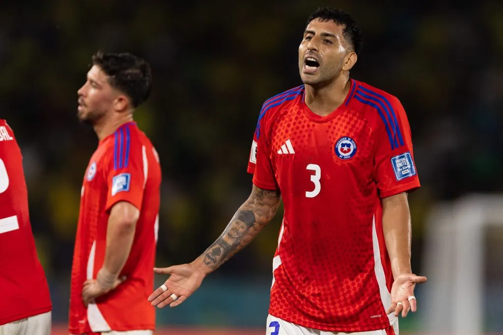 Guillermo Maripán se lamenta durante la derrota ante Brasil. (Photo by Ruano Carneiro/Getty Images)