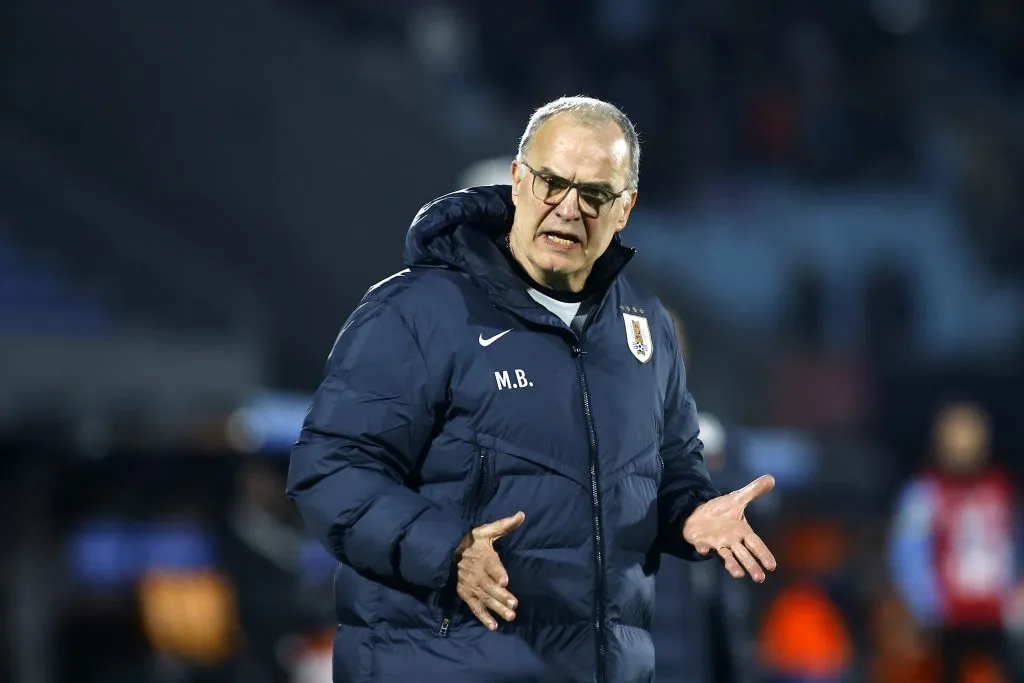 Marcelo Bielsa alista un mediocampo de miedo en su formación en Uruguay para visitar a Chile. Foto: Getty Images.