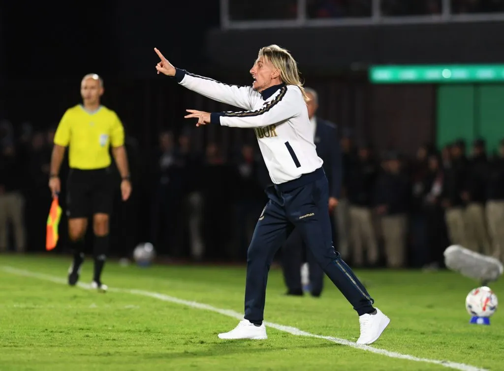 Sebastián Beccacece está cuestionado en Ecuador. (Photo by Christian Alvarenga/Getty Images)