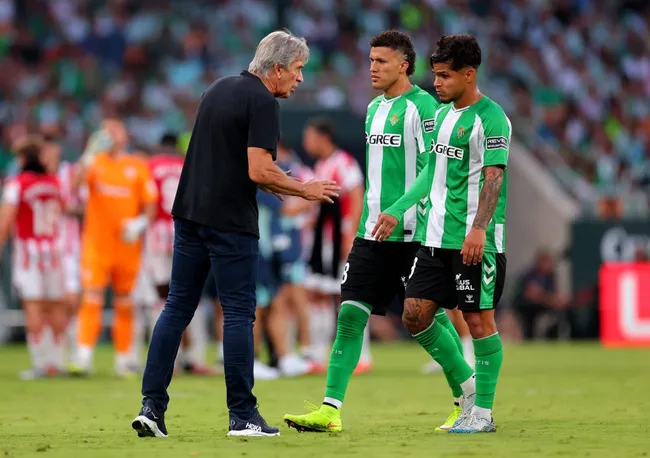 Manuel Pellegrini con Nelson Deossa y el también colombiano Cucho Hernández. (Fran Santiago/Getty Images).