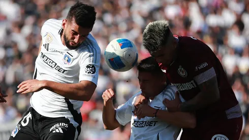 Emiliano Amor lucha un balón con Andrés Zanini en el estadio Monumental.