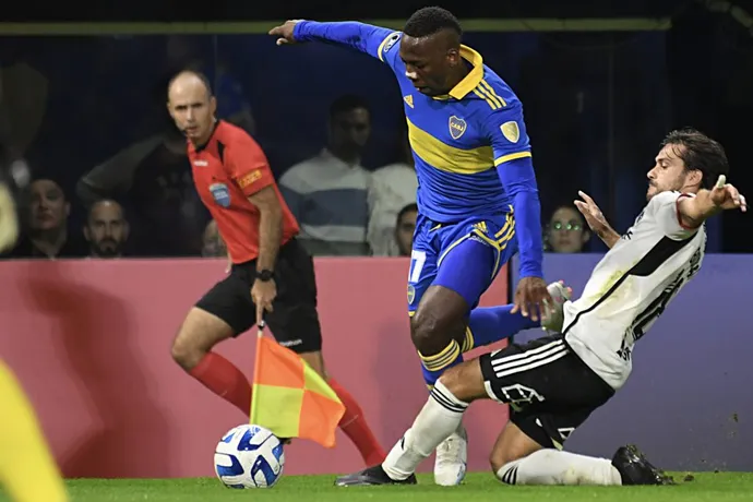 Luis Advíncula lucha un balón ante Agustín Bouzat, entonces en Colo Colo. Boca venció a Colo Colo los dos partidos en la Copa Libertadores 2023. (Fotobaires/Photosport).