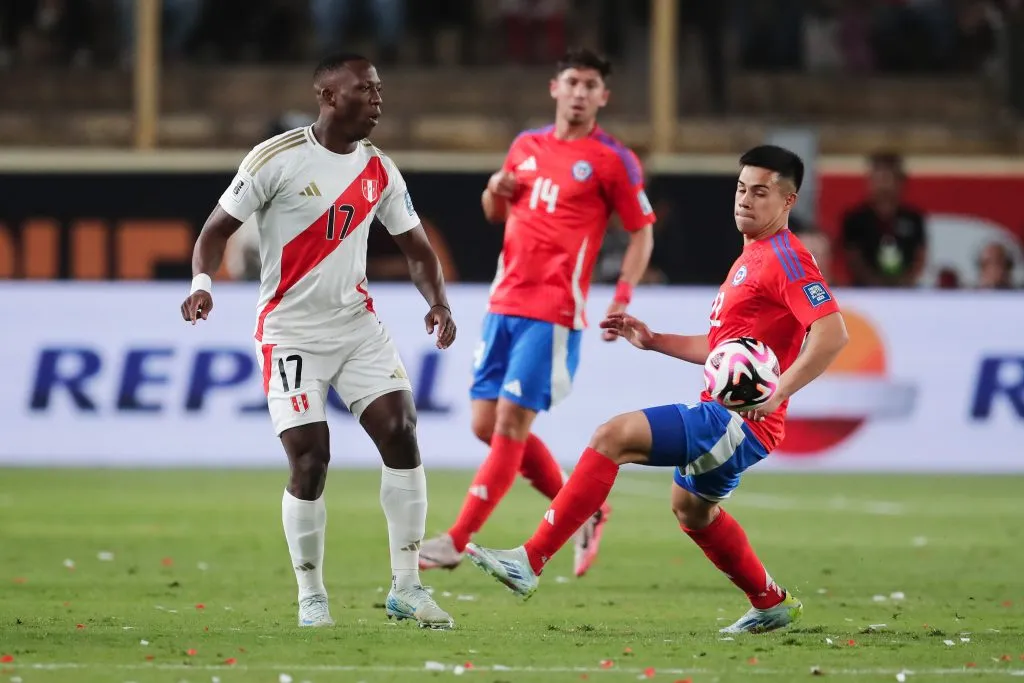Luis Advíncula ante la selección chilena. (Daniel Apuy/Getty Images).