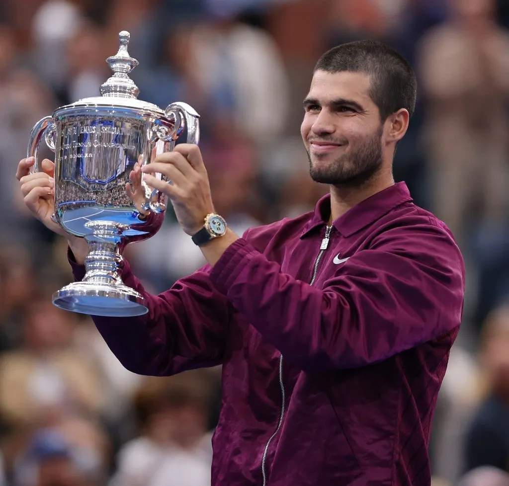 Carlos Alcaraz con el trofeo del US Open 2025 (Getty Images).