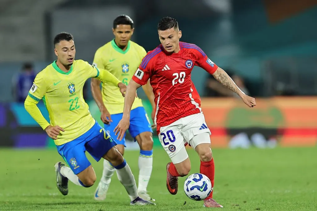 Córdova defiende su idea en la derrota de Chile contra Brasil, a un día de Uruguay. (Foto: Photosport)