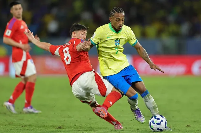 Joao Pedro ante Felipe Loyola en el mítico estadio Maracaná. (Heuler Andrey/DiaEsportivo/Photosport).