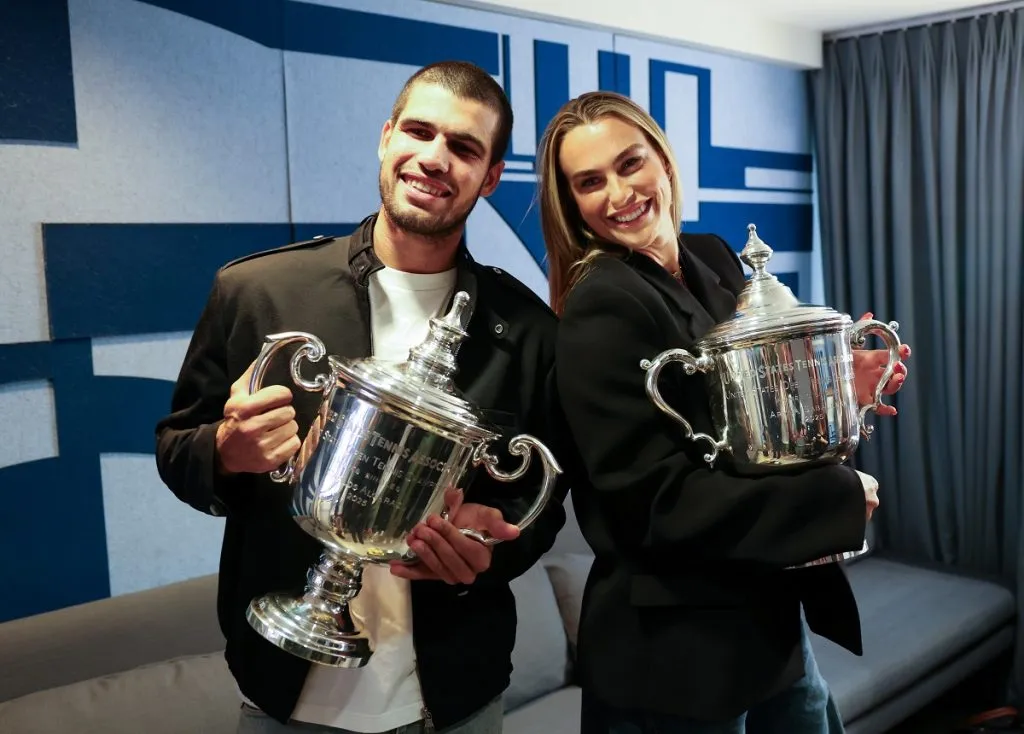 Carlos Alcaraz y Aryna Sabalenka con sus trofeos del US Open 2025 (Getty Images).