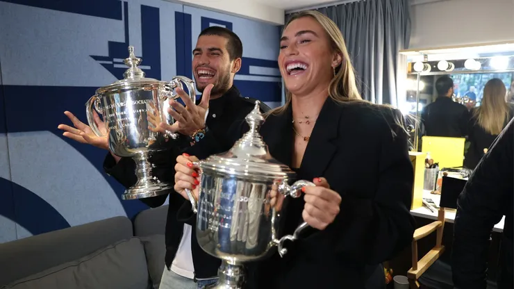 Carlos Alcaraz y Aryna Sabalenka con sus trofeos del US Open