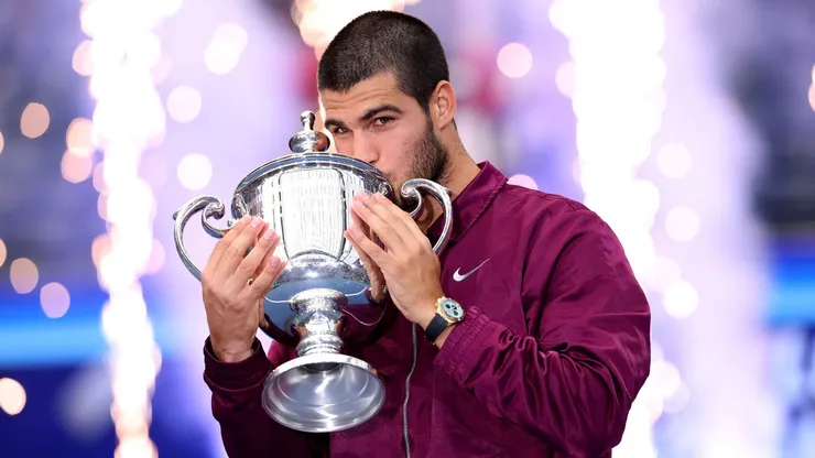Carlos Alcaraz con el trofeo del US Open 2025