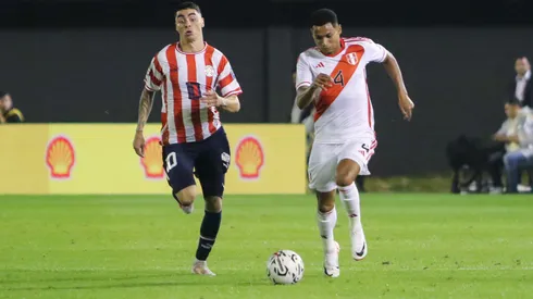 Miguel Almirón, de Paraguay, y Marcos López, de Perú, en el último choque entre ambos seleccionados en las Eliminatorias Sudamericanas.