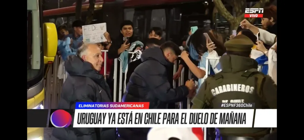 Valverde, a diferencia de Bielsa, se dio el tiempo para saludar a los hinchas chilenos que llegaron a recibirlos.