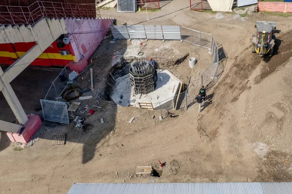 Los trabajos de las torres de iluminación en Santa Laura: son cuatro torres.