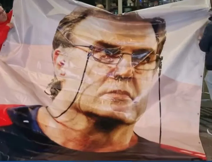 “Gracias, Marcelo Bielsa. Chile no te olvida”. Foto: Radio ADN.