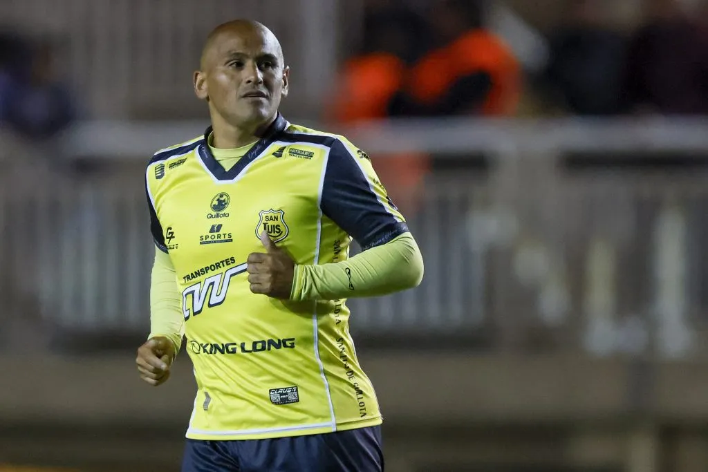 Humberto Suazo no ha podido brillar en este 2025 por culpa de las lesiones en su rodilla. | Foto: Photosport.