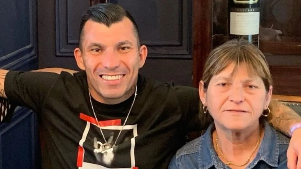 Gary Medel junto a su madre Marisol, que murió el año pasado a los 61 años
