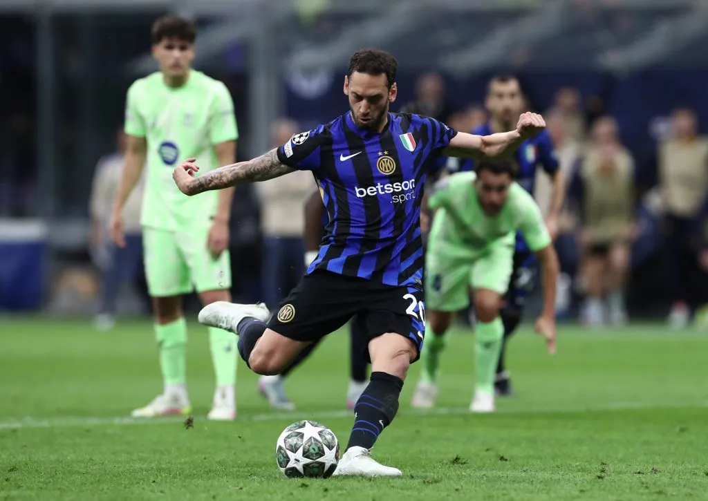 Hakan Calhanoglu estuvo muy cerca de dejar Inter de Milán /Getty Images)