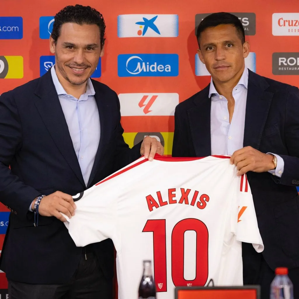 Alexis fue presentado con la camiseta número 10 en el Sevilla. Foto: Sevilla.