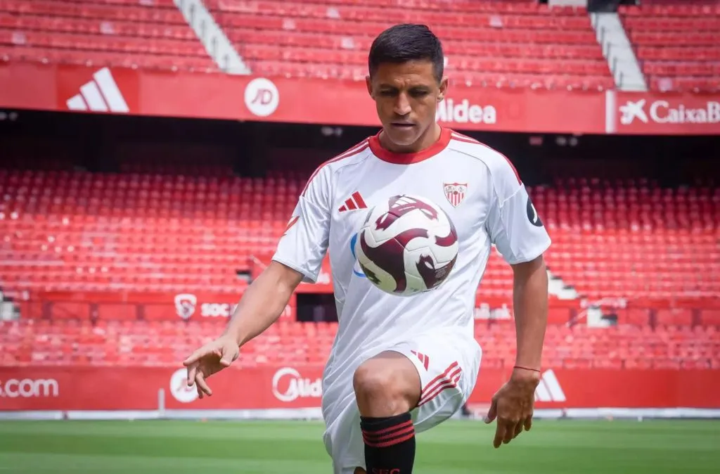 Alexis Sánchez con la camiseta del cuadro andaluz. Foto: Diario de Sevilla
