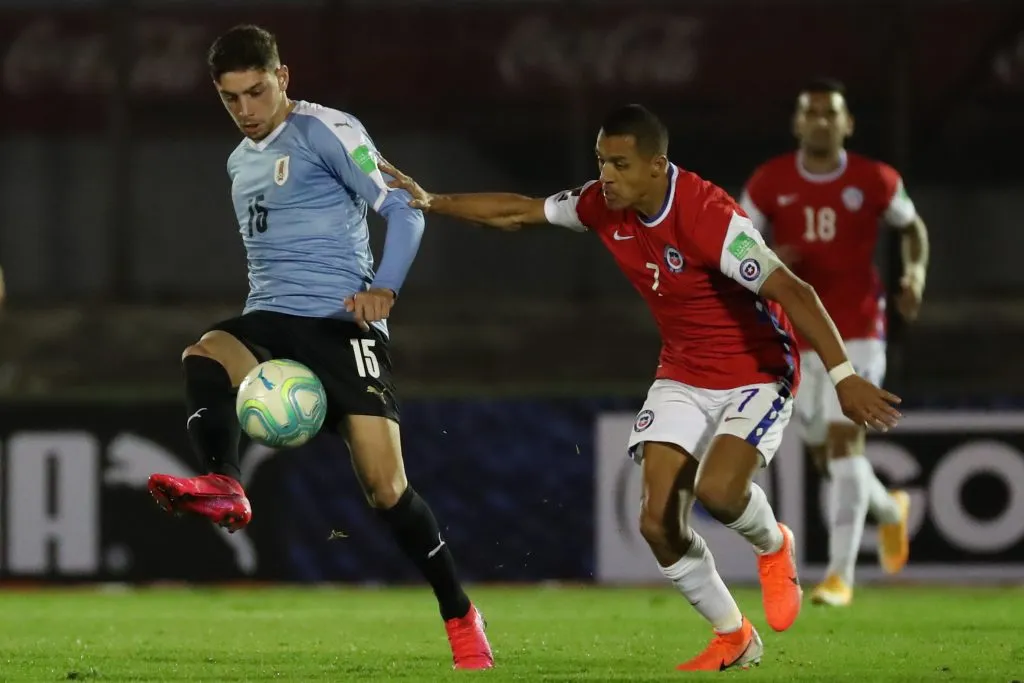 El cruce con Alexis Sánchez en el primer partido de Eliminatorias | Getty Images