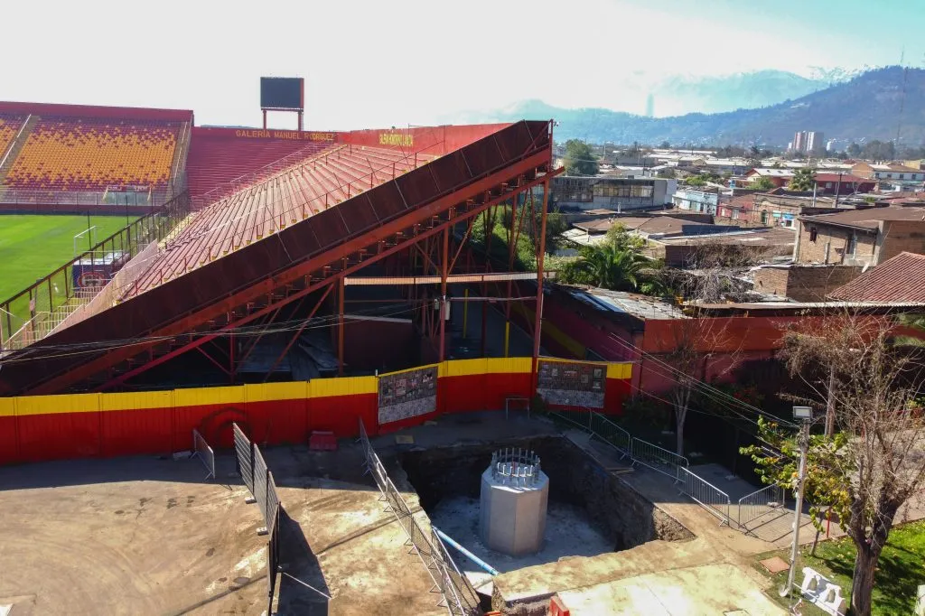 Los trabajos en el estadio Santa Laura serán tapados, pero no terminados, para la Supercopa. Foto: Dragomir Yankovic/Photosport