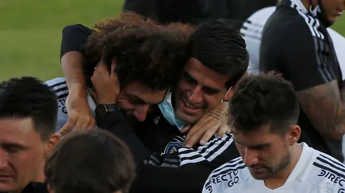 Barroso abraza a Peluca Falcón tras salvarse en la Promoción