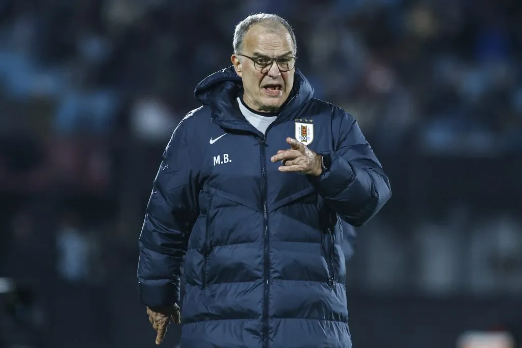 Marcelo Bielsa con la selección uruguaya. (Photo by Ernesto Ryan/Getty Images)