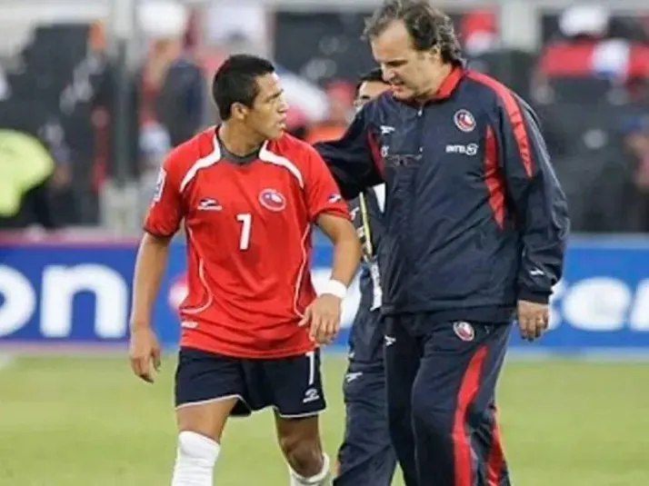 Bielsa junto a Alexis Sánchez en la Roja