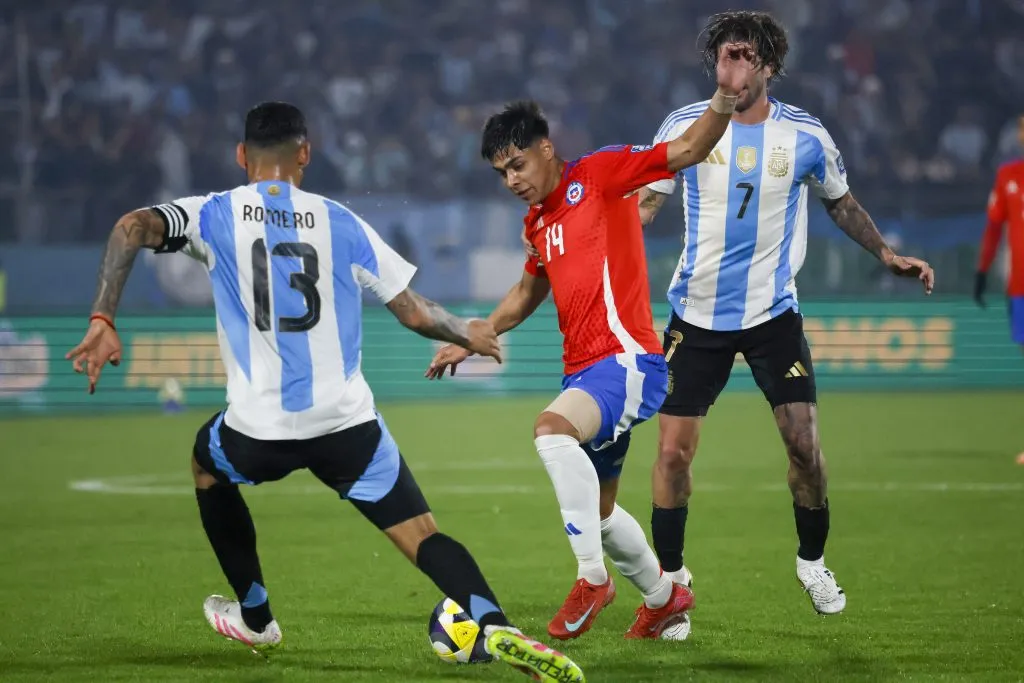 Darío Osorio en acción frente a Argentina. (Andres Pina/Photosport).
