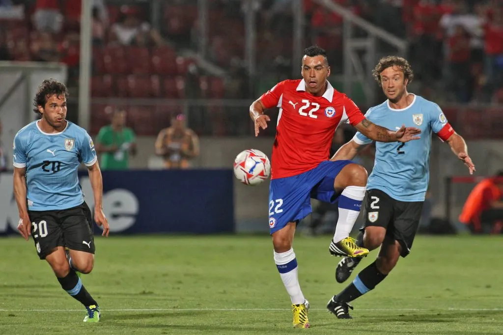 Diego Lugano ante Esteban Paredes en la selección chilena por las Eliminatorias rumbo a Brasil 2014. (Max Montecinos/Photosport).